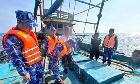 Cảnh sát biển bắt giữ tàu chở 130.000 lít dầu D.O. trái phép trên vùng biển Cà Mau