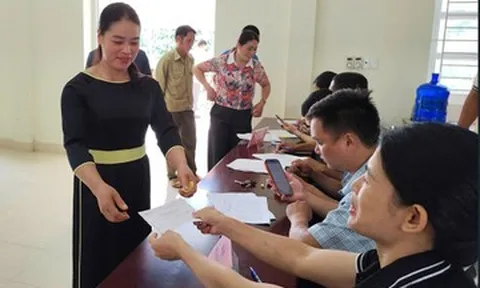 Người dân vùng biên, hải đảo Quảng Ninh chèo thuyền đi bầu trưởng thôn