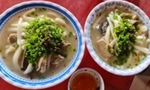 Mê tô bánh canh bột xắt vịt xiêm thủ công và hào hiệp ở Cai Lậy