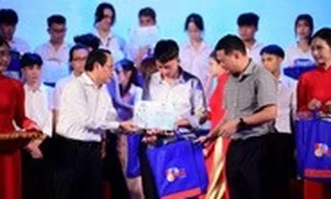 Các trường đại học tại TP.HCM ủng hộ Tuổi Trẻ 242 suất học bổng Tiếp sức đến trường, gần 4 tỉ đồng