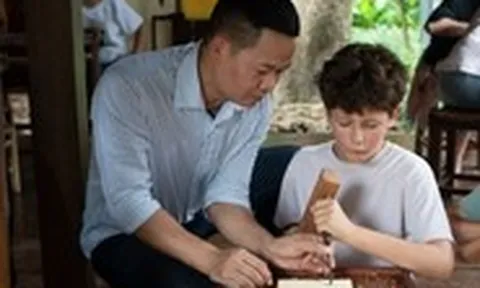 Khách Tây thử làm thợ mộc tại Văn Miếu - Quốc Tử Giám