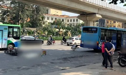 Xe máy va chạm với xe buýt ở Hà Nội, một cháu bé tử vong tại chỗ
