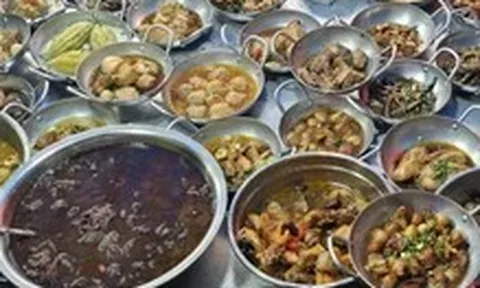 Đến chợ Bình Thới, nếm cá bống, cá trê, cá rô, cá chốt, cá lóc đến thịt kho tiêu, kho tàu trong 30 cái chảo