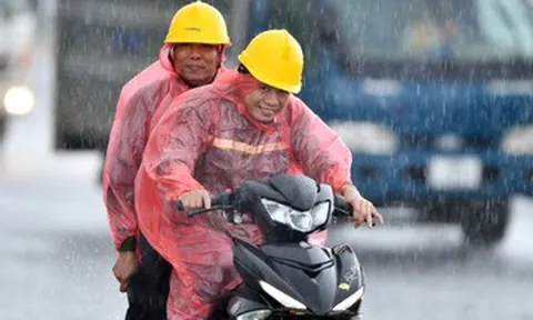 Mưa lớn trút xuống miền Bắc dồn dập, Hà Nội cũng là tâm điểm