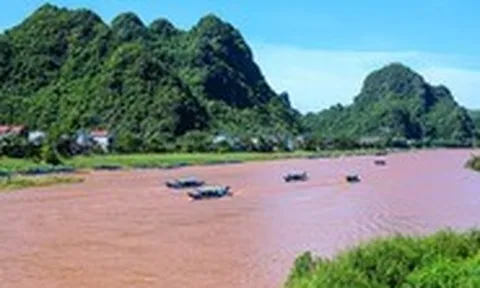 Về Phong Nha ngắm sông Son đỏ ngầu, nghe truyền thuyết mối tình gắn liền với tên sông