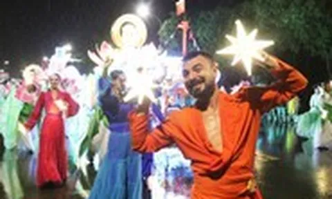 'Biển người' đội mưa xem lễ hội đường phố Carnival lớn nhất Nghệ An