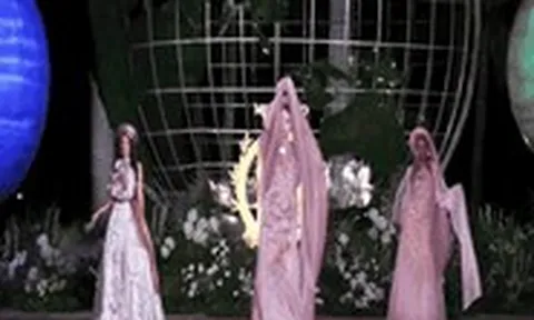 Người đẹp Miss World diễn thời trang ở Đồ Sơn, Lương Thùy Linh trượt ngã