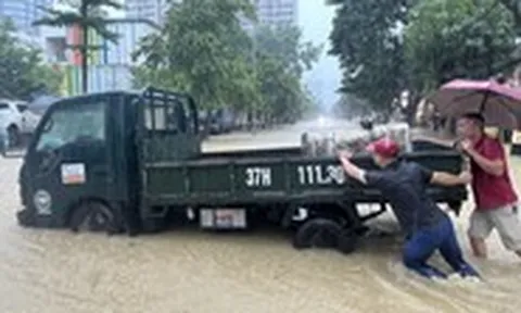 Phố thành 'sông' sau mưa lớn, dân Vinh hò nhau đẩy ô tô chết máy
