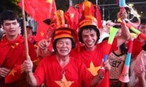 Tuyển Việt Nam vỗ tay tri ân trên sân Mỹ Đình, cổ động viên đổ ra đường ăn mừng chiến thắng