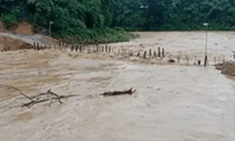 Mưa lớn ngập đường, trôi cầu chia cắt nhiều bản làng Nghệ An