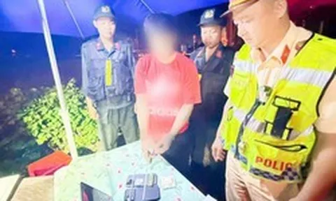 Cảnh sát kiểm tra lúc 2 giờ 30 phút, phát hiện "bí mật" trong ốp điện thoại của một nam thanh niên