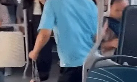 Hà Nội: Phụ xe buýt cõng nữ hành khách ngất xỉu, ứng 2 triệu viện phí