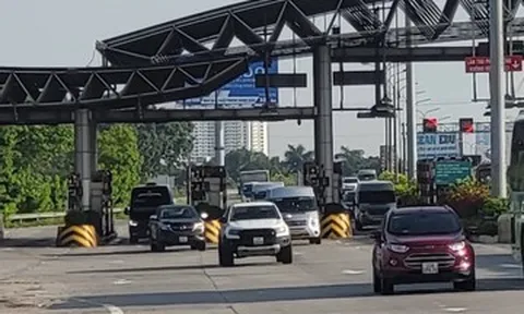 Chủ xe ô tô ngỡ ngàng vì bị trừ 'phí dịch vụ quản lý tài khoản' trước 1/8