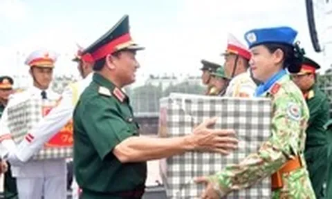 Trung tướng Lê Văn Hướng kiểm tra, động viên các lực lượng diễu binh 'Tổ quốc trong tim'