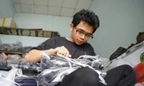 Mẹ ung thư qua đời, tân sinh viên Bách khoa ngồi bán dép ở chợ Nghĩa Hòa
