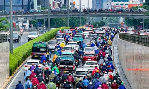 Người Hà Nội đội mưa lớn đến công sở, nhiều tuyến đường ùn tắc