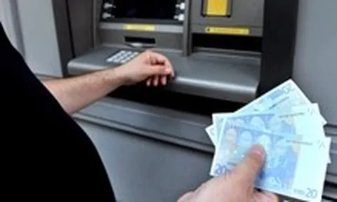 Người dân châu Âu tăng cường trữ tiền mặt