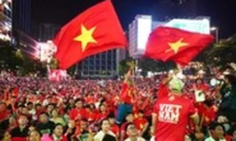 Người hâm mộ Việt xuống đường ăn mừng thắng Thái Lan
