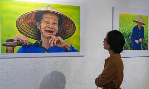 108 khoảnh khắc về những người mẹ qua 25 năm cầm máy của Trần Thế Phong