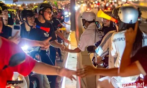 Biển người TPHCM 'đi bão' xuyên đêm mừng tuyển Việt Nam chiến thắng