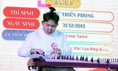 Chú bé bất ngờ bị đứt dây đàn tranh vẫn trình tấu cực sung khiến khán giả phấn khích