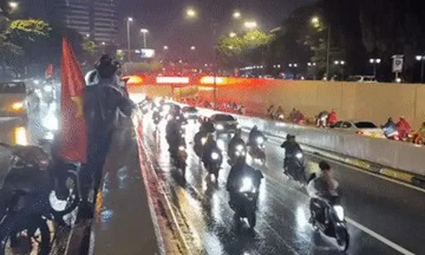 Người Hà Nội đổ ra đường 'đi bão' trong mưa lớn sau chiến thắng của tuyển Việt Nam