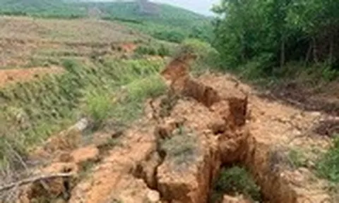 Núi Chòi nứt toác, sụt sâu 4m, nguy cơ hàng ngàn khối đất đá đổ xuống đường nối cao tốc Bắc - Nam