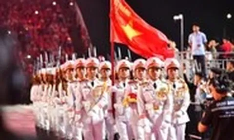 Mưa lớn không ngăn được 40.000 khán giả: 'Tổ quốc trong tim' bắt đầu dưới rợp trời cờ đỏ