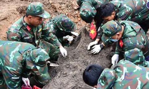 Bộ đội đào 900m³ đất, phát hiện thêm 26 hài cốt liệt sĩ ở công viên Lê Thị Riêng