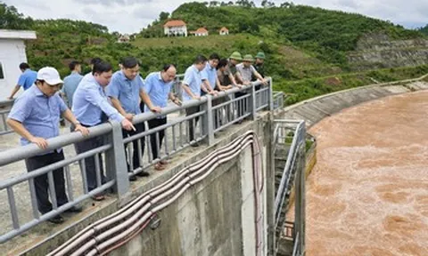 Mưa lũ tràn vào nhà cả nghìn hộ dân một xã, Thứ trưởng NN&MT yêu cầu giải pháp căn cơ