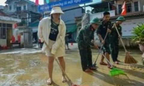 Trường ngập do mưa lũ, thầy cô và phụ huynh tất bật dọn dẹp bùn đất đón học sinh khai giảng