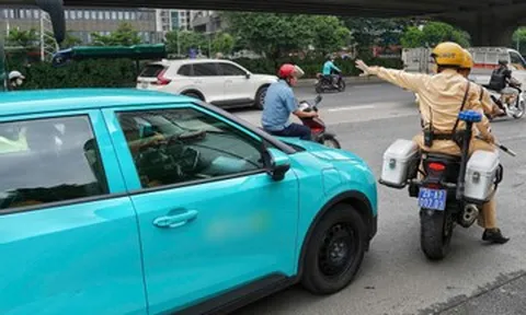 Taxi bất ngờ dừng giữa 'chốt' CSGT ở Hà Nội, đại úy công an hành động khẩn