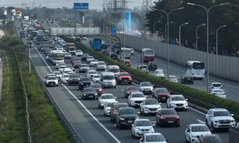 Phạt xe không giữ khoảng cách trên cao tốc: Đường ùn tắc, tài xế xử lý thế nào?