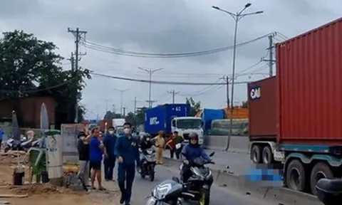 Văng qua làn ô tô, người đàn ông bị xe container cán tử vong