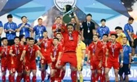Khoảnh khắc nâng cúp vô địch ASEAN Cup 2026 của tuyển Việt Nam