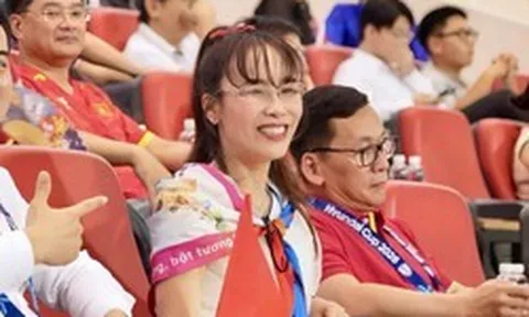 Tỷ phú Nguyễn Thị Phương Thảo tặng quà đặc biệt cho đội tuyển Việt Nam sau chức vô địch Đông Nam Á