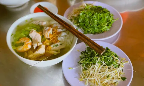Quán bún cá ở TP.HCM đông nườm nượp nhờ Trấn Thành review