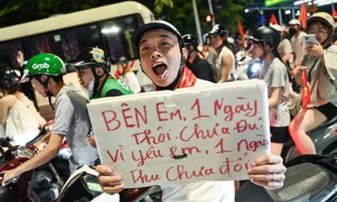 Độc lạ dụng cụ ‘đi bão’ của người Hà Nội mừng tuyển Việt Nam vô địch