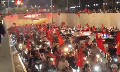 Dòng người ùn ùn trên đường Hà Nội mừng đội tuyển Việt Nam chiến thắng