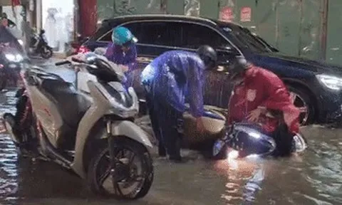 Mưa bất chợt, nhiều tuyến phố Hà Nội bị ngập nước