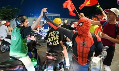 TPHCM đêm không ngủ, rực sắc đỏ mừng Việt Nam vô địch