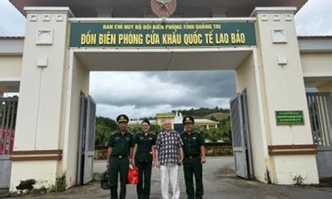 Cấp cứu kịp thời du khách nước ngoài ngã quỵ ở cửa khẩu quốc tế Lao Bảo