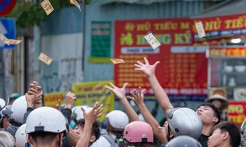 Thanh niên mang vợt giành tiền cúng cô hồn, náo loạn phố Chợ Lớn