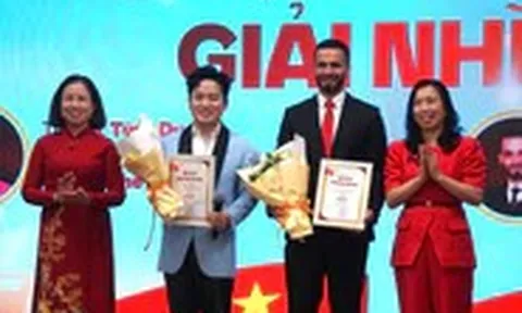 Tùng Dương giành giải nhì cuộc thi viết, nói gì về dư luận chê 'trang phục đỏ chót như múa lân'?
