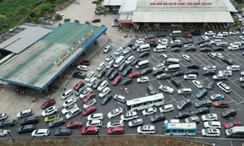 Cao tốc qua Đồng Nai ùn ứ từ sáng đến trưa, trạm dừng nghỉ quá tải