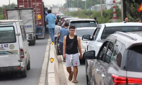 Cửa ngõ phía Đông TPHCM ùn tắc 10km, tài xế sốt ruột xuống xe đứng chờ
