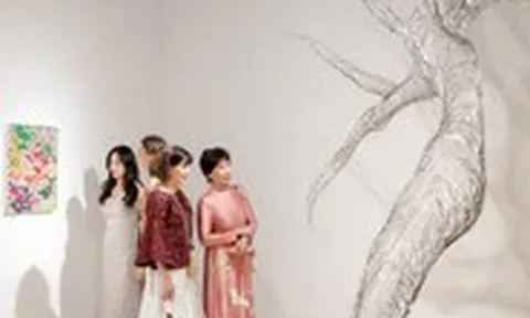 Tia-Thủy Nguyễn dùng thép không gỉ, hạt cườm ‘đan’ mây, đưa nghệ thuật Việt đến Thượng Hải