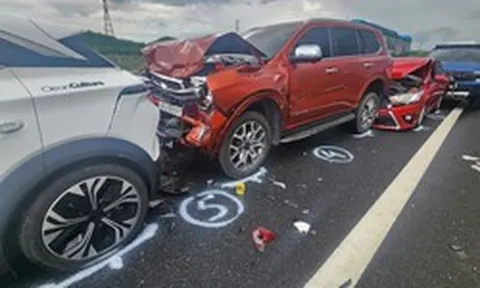 2 vụ tai nạn liên hoàn, 11 ô tô hư hỏng do lỗi duy trì khoảng cách trên cao tốc