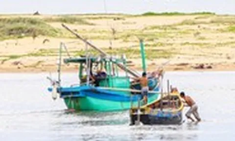 Ngư dân Quảng Trị chật vật tìm đường ra khơi vì cát bồi lấp cửa biển