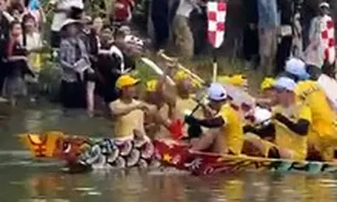 2 thuyền đua dùng mái chèo đánh nhau tại lễ hội trên sông, 1 người rớt xuống sông
